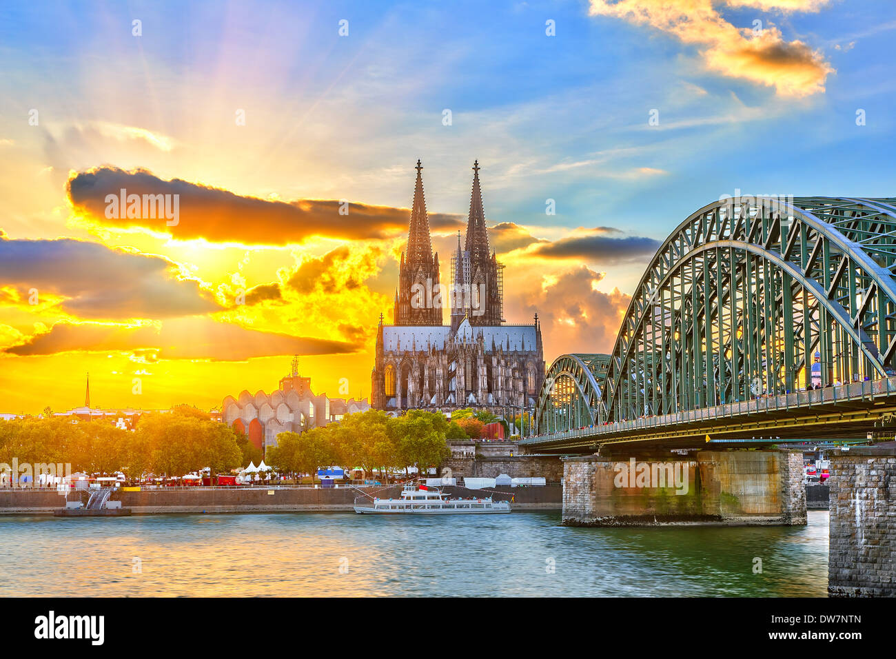 Köln bei Sonnenuntergang Stockfoto