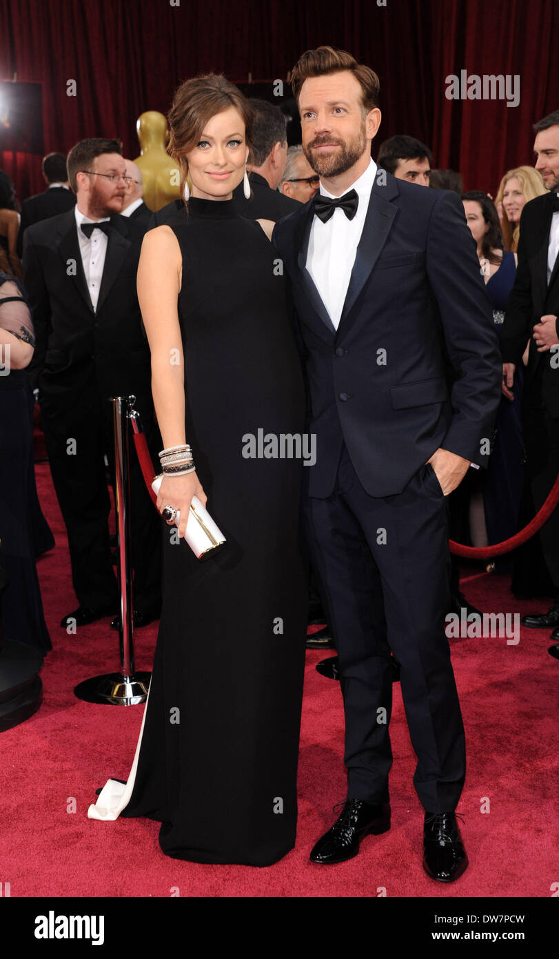 Hollywood, Kalifornien, USA. 2. März 2014. Eine schwangere OLIVIA WILDE und  Partner JASON SUDEIKIS erreichen der 86. Academy Awards am Dolby Theater.  Wilde trägt ein schwarzes Kleid von Valentino mit Lorraine Schwartz