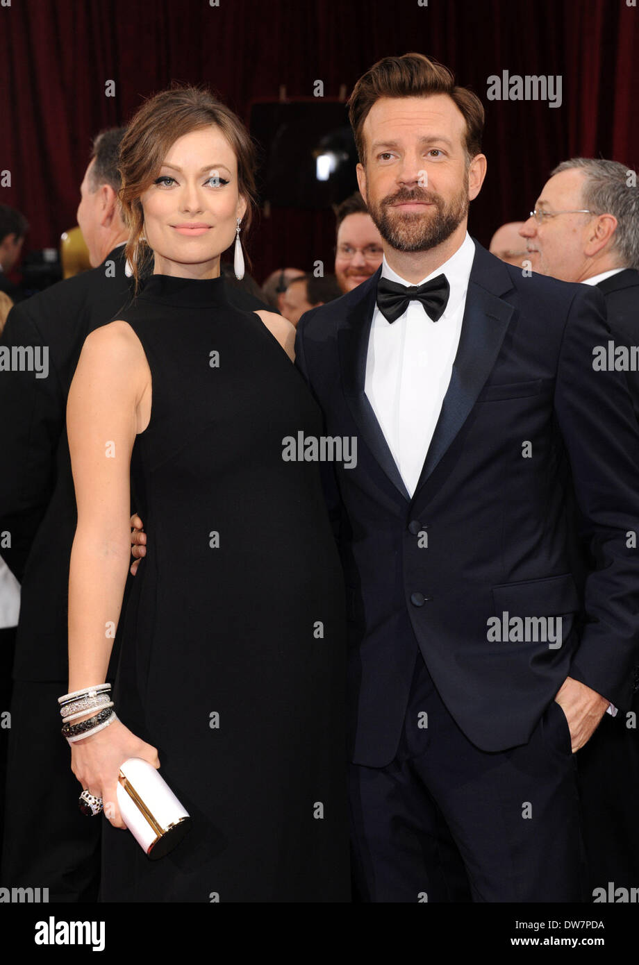 Hollywood, Kalifornien, USA. 2. März 2014. Eine schwangere OLIVIA WILDE und Partner JASON SUDEIKIS erreichen der 86. Academy Awards am Dolby Theater. Wilde trägt ein schwarzes Kleid von Valentino mit Lorraine Schwartz Schmuck und Sudeikis ist in einen Prada-Smoking. Bildnachweis: Lisa O'Connor/ZUMAPRESS.com/Alamy Live-Nachrichten Stockfoto