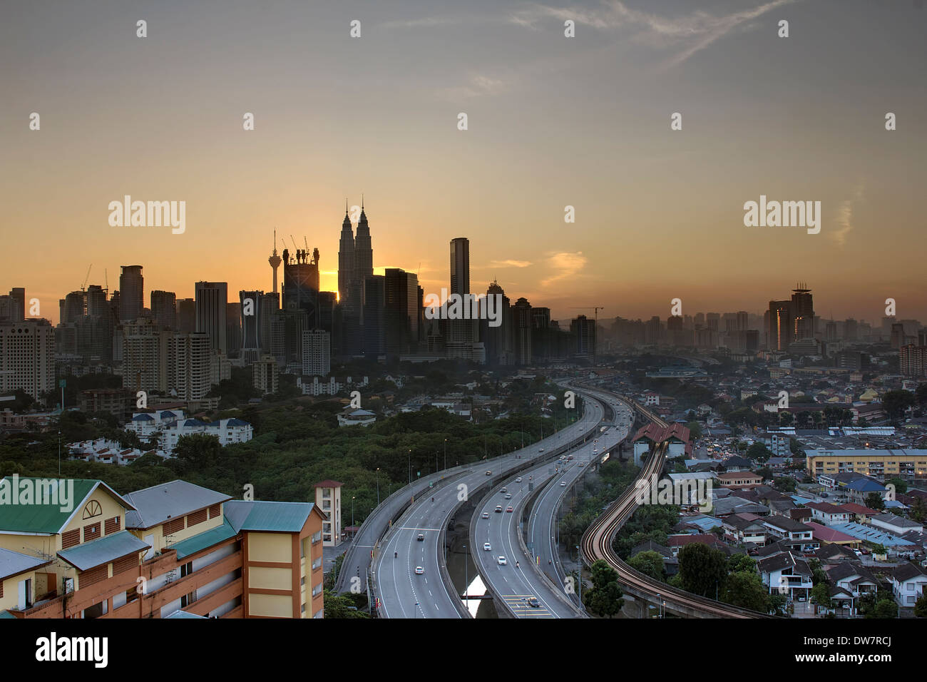 Ampang Kuala Lumpur erhöhte Autobahn AKLEH mit Skyline der Stadt in Malaysia bei Sonnenuntergang Stockfoto