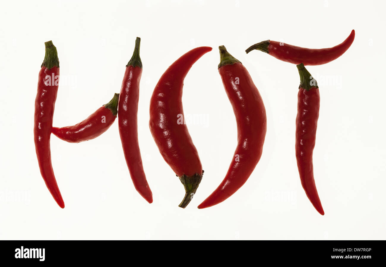 Rote Chilischoten, die Rechtschreibung aus "HOT" auf weißem Hintergrund Stockfoto