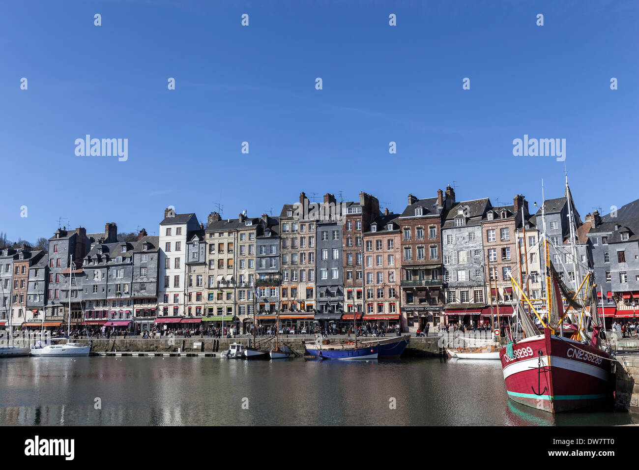 Honfleur schönen malerischen Hafen, zeichnet sich durch seine Häuser mit Schiefer bedeckten Fassaden. Stockfoto