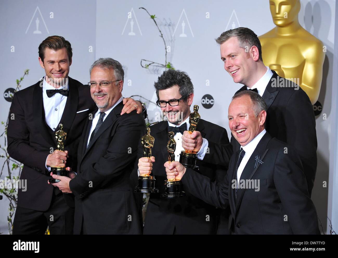 Los Angeles, CA. 2. März 2014. Chris Hemsworth, Tonmeister, Christopher Benstead, Niv Adiri, Skip Lievsay, Chris Munro, Best Achievement in Sound mischen im Presseraum für die 86th Annual Academy Awards - Press Room - Oscars 2014, der Dolby Theater in Hollywood und Highland Center, Los Angeles, CA 2. März 2014. Bildnachweis: Gregorio Binuya/Everett Collection/Alamy Live-Nachrichten Stockfoto