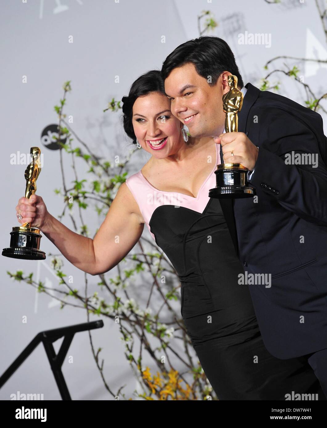 Los Angeles, CA. 2. März 2014. Kristen Anderson-Lopez, Robert Lopez, Best Achievement in Musik geschrieben für bewegte Bilder, Original-Song im Presseraum für die 86th Annual Academy Awards - Presse Raum 2 - Oscars 2014, der Dolby Theater in Hollywood und Highland Center, Los Angeles, CA 2. März 2014. Bildnachweis: Gregorio Binuya/Everett Collection/Alamy Live-Nachrichten Stockfoto