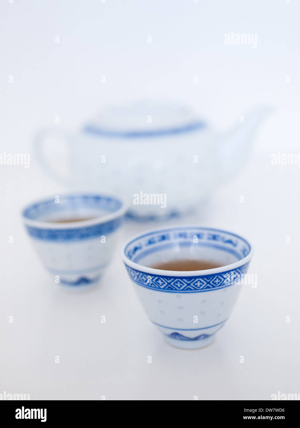 Eine traditionelle chinesische Teekanne und Teetassen mit Jasmin Grüner Tee gefüllt. Stockfoto