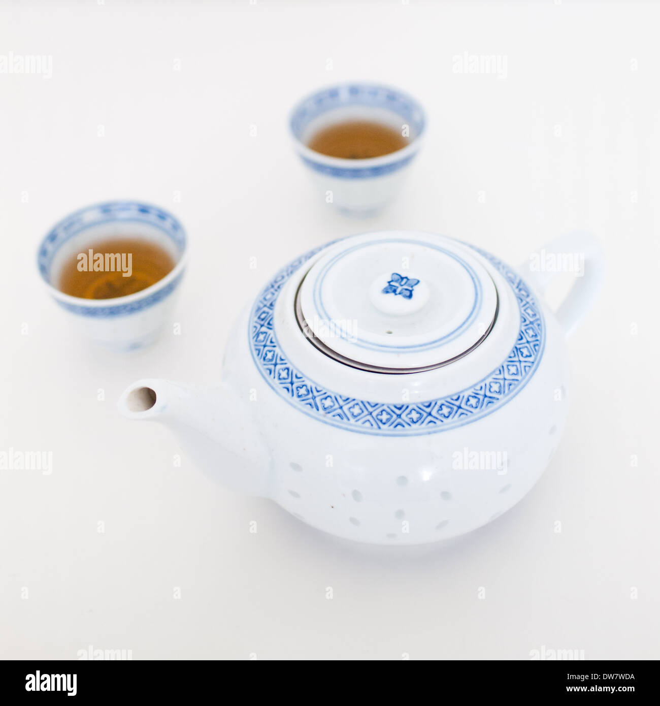 Eine traditionelle chinesische Teekanne und Teetassen mit Jasmin Grüner Tee gefüllt. Stockfoto