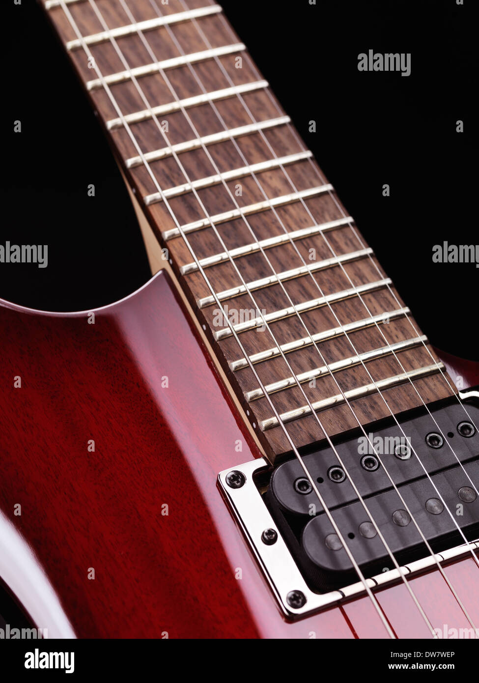 Nahaufnahme von Hals, Saiten und Humbucker Pickup e-Gitarre Stockfoto
