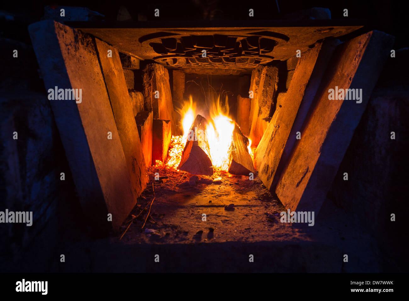 Eine alte Feuerstelle mit einem gusseisernen Herdplatte, Finnland, EU Stockfoto