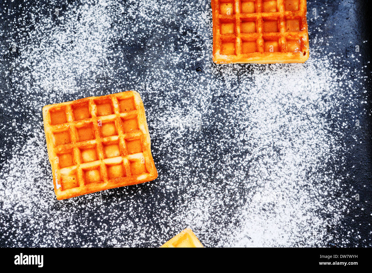 Stapel von Waffeln auf Backblech in Bäckerei Stockfotografie - Alamy