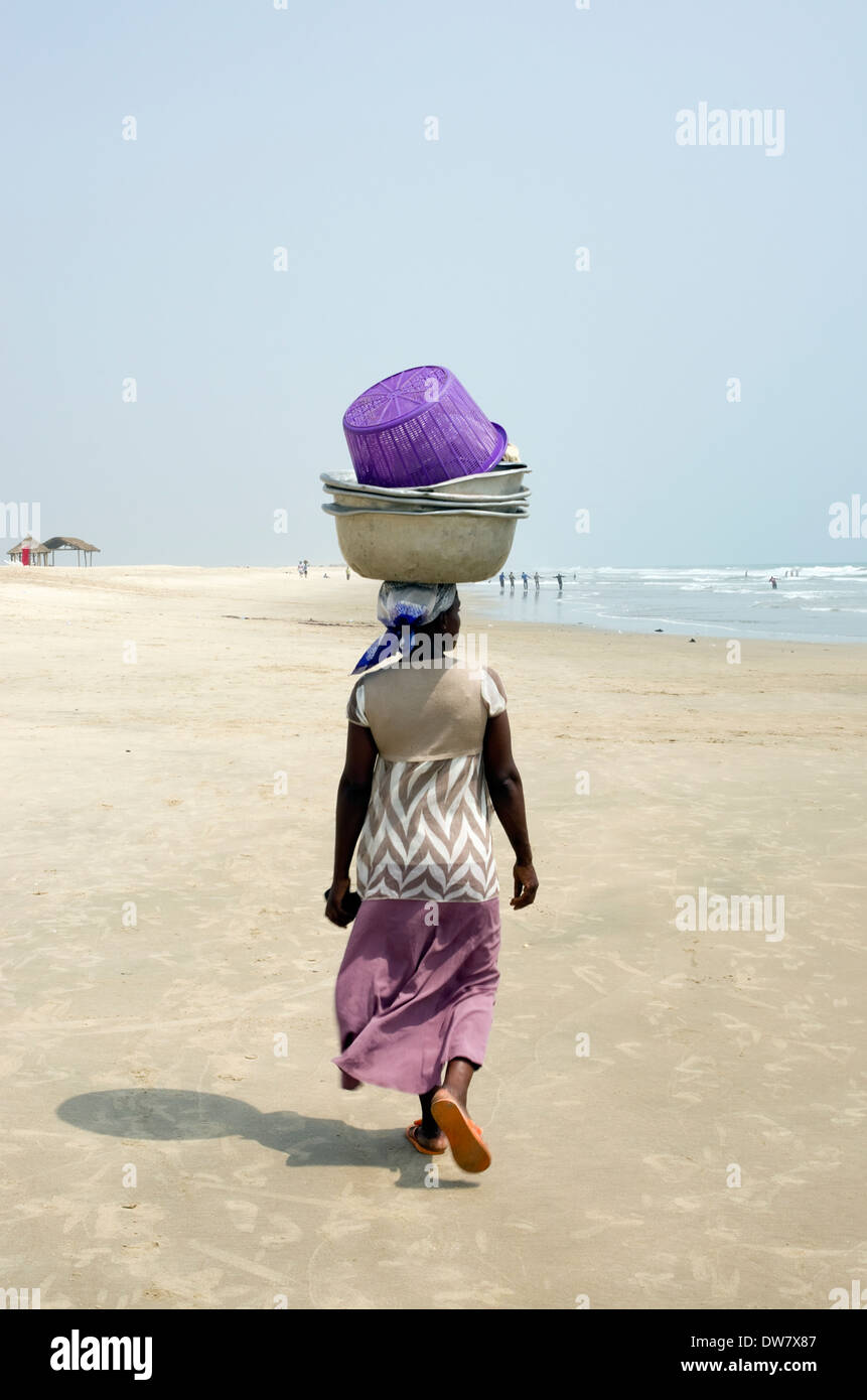 GHANA, Afrika - Januar 18: Schwarze Frau Nest auf seinem Kopf schwere Last in Ghana am 18. Januar 2014. Stockfoto
