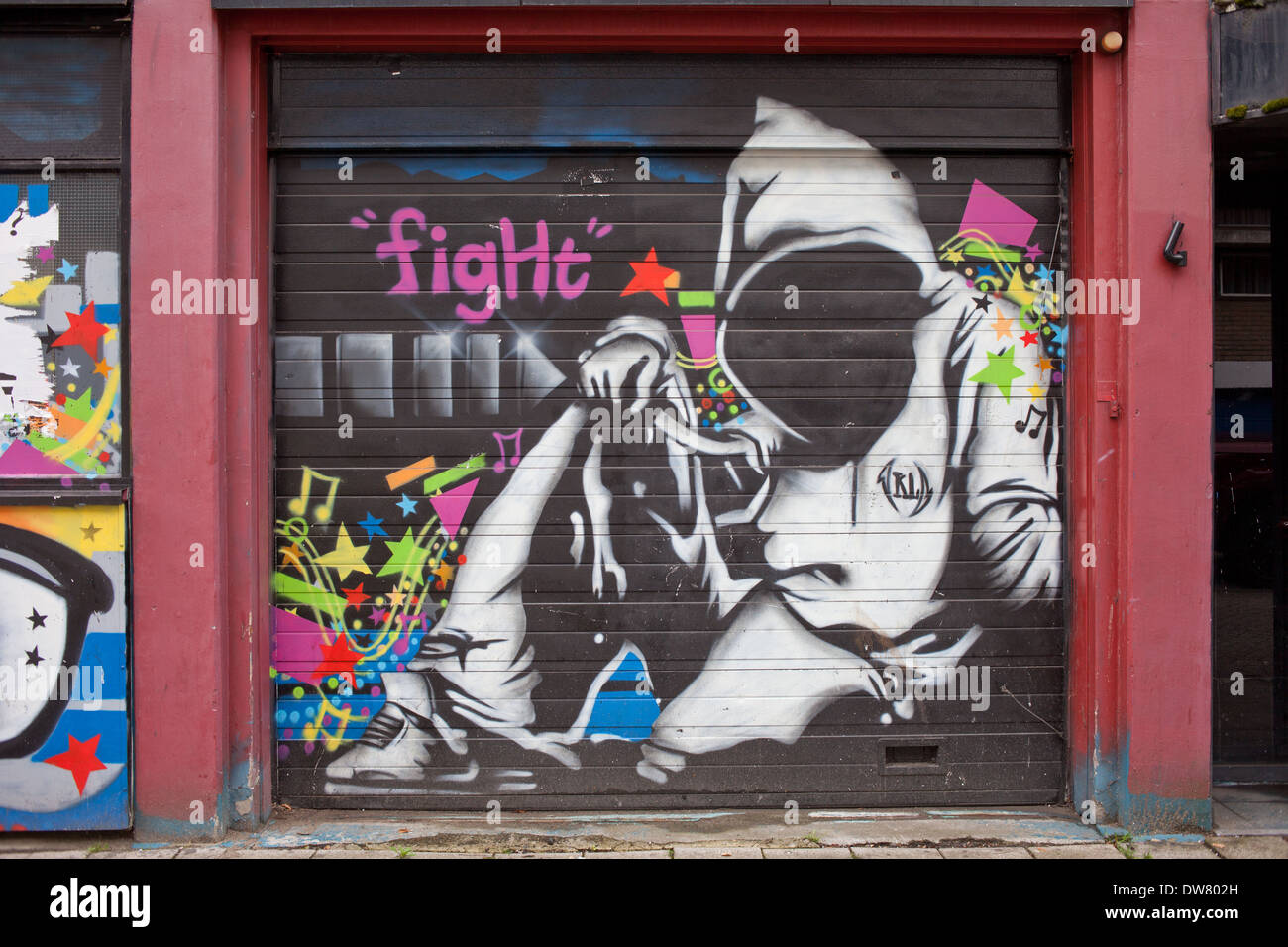 Geheimnisvolle vermummte Person Graffiti, street-Art auf Garagentore in Rotterdam, Holland, Niederlande. Stockfoto