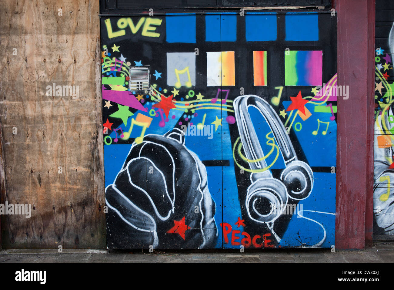 Graffiti auf Garagentoren mit Liebe, Frieden und Musik Thema, Street Art in Rotterdam, Holland, Niederlande. Stockfoto
