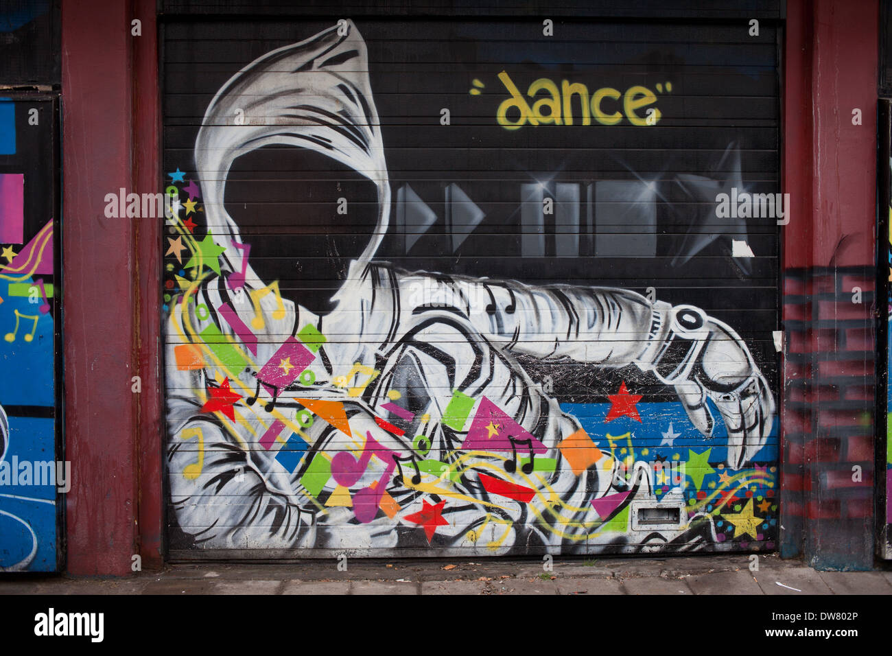 Geheimnisvolle vermummte Person mit Tanz und Musik Thema Graffiti, street-Art auf Garagentore in Rotterdam, Holland, Niederlande. Stockfoto