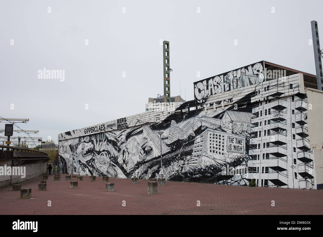 Kampf der Titanen von Bier und Brut, apokalyptischen massive Wandgemälde an einer Gebäudewand in Rotterdam, Holland, Niederlande. Stockfoto