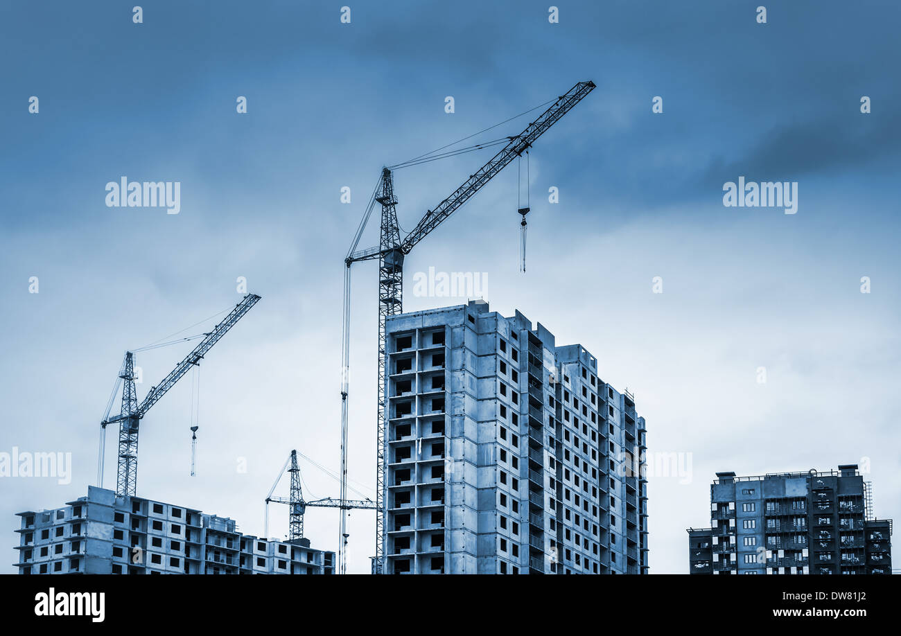 Turmdrehkrane und moderne Gebäude im Bau Stockfoto
