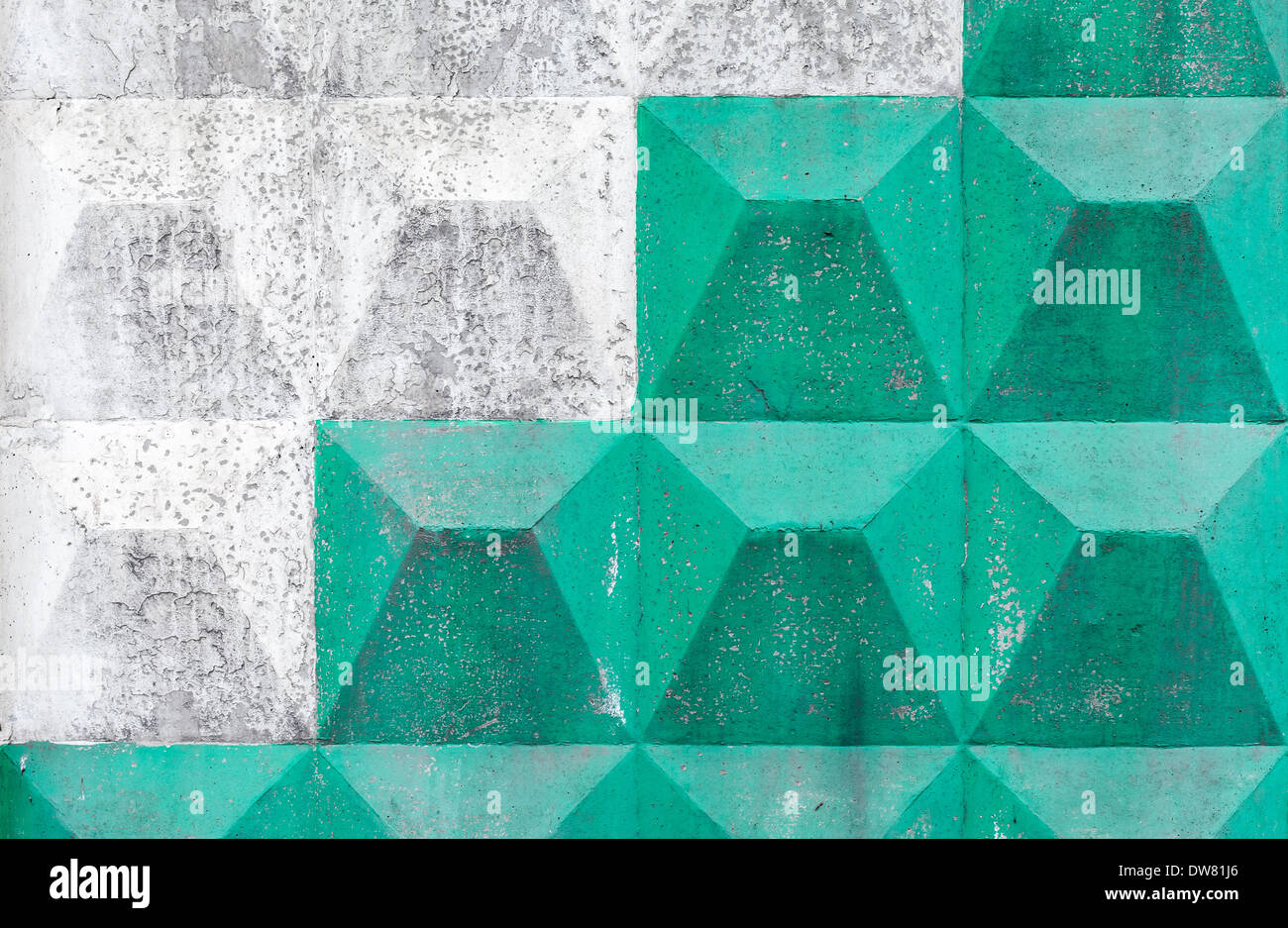 Weiße und grüne Muster auf Betonzaun. Hintergrundtextur Stockfoto