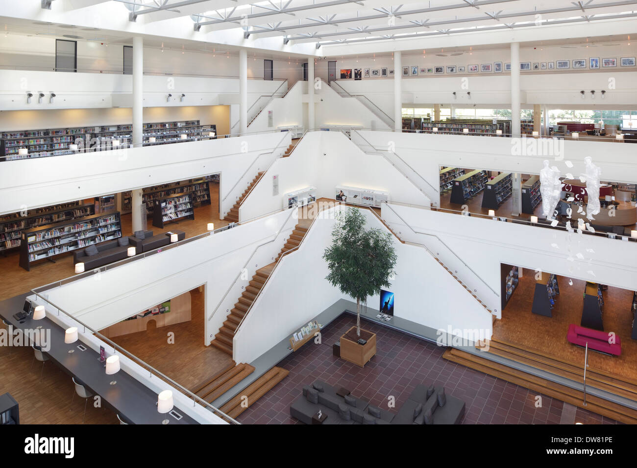 Genk Public Library, Genk, Belgien. Architekt: Claude Vasconi, 2008. Atrium, gesehen vom zweiten Stock, mit Pyramide Treppe in ce Stockfoto