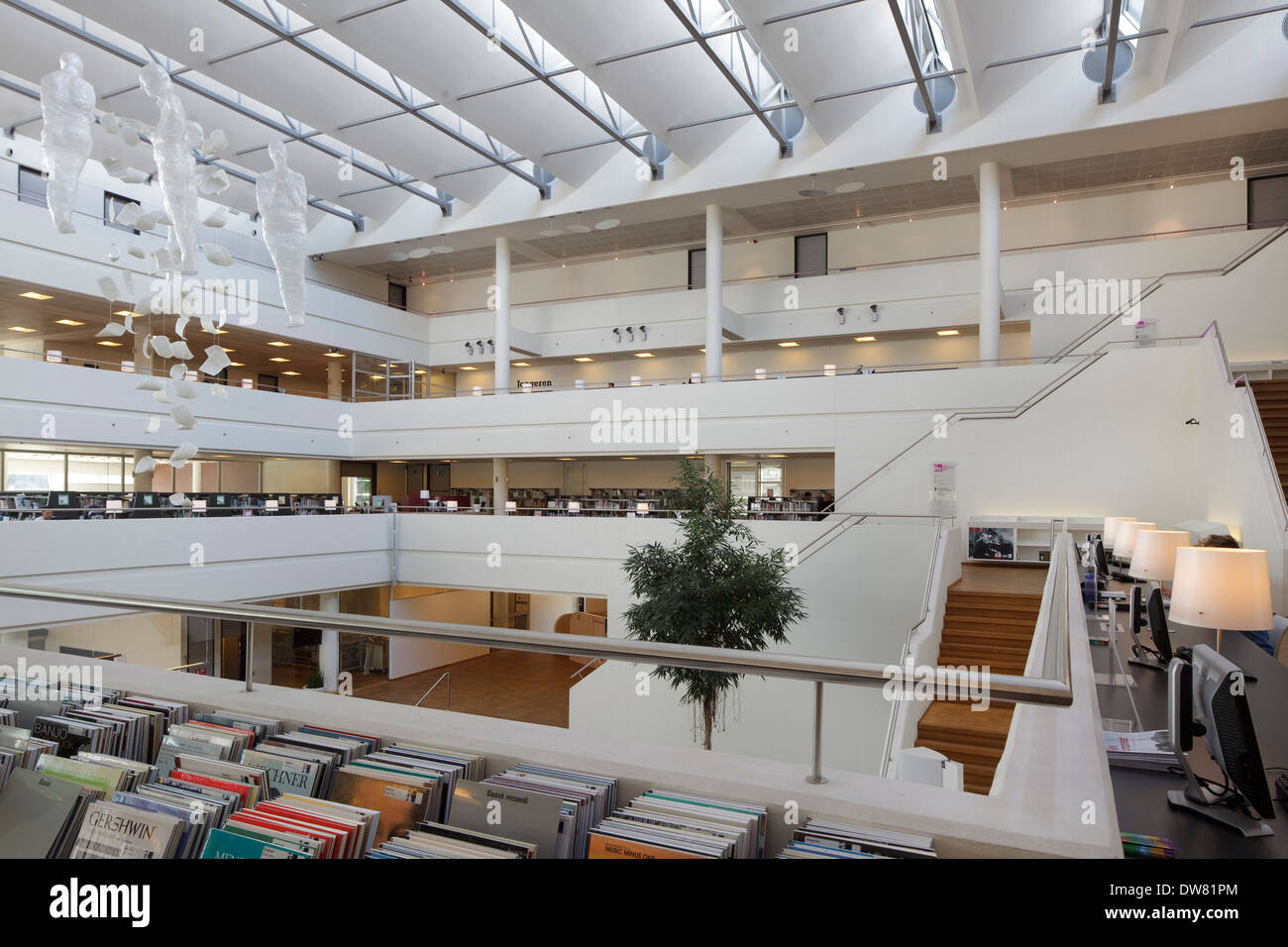 Genk Public Library, Genk, Belgien. Architekt: Claude Vasconi, 2008. Atrium von Musikabteilung im ersten Stock zu sehen. Stockfoto
