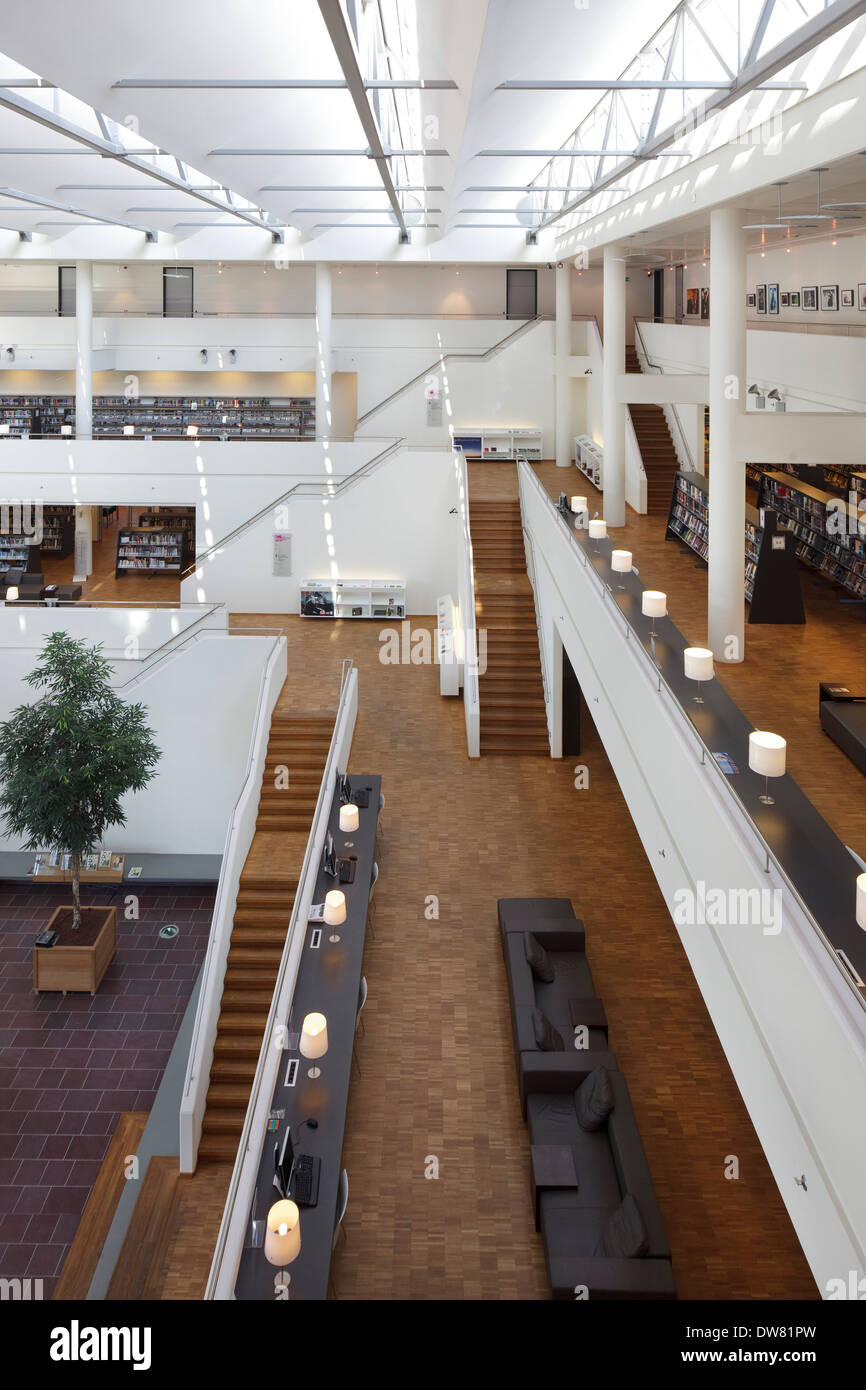 Genk Public Library, Genk, Belgien. Architekt: Claude Vasconi, 2008. Atrium vom zweiten Stock aus gesehen. Stockfoto