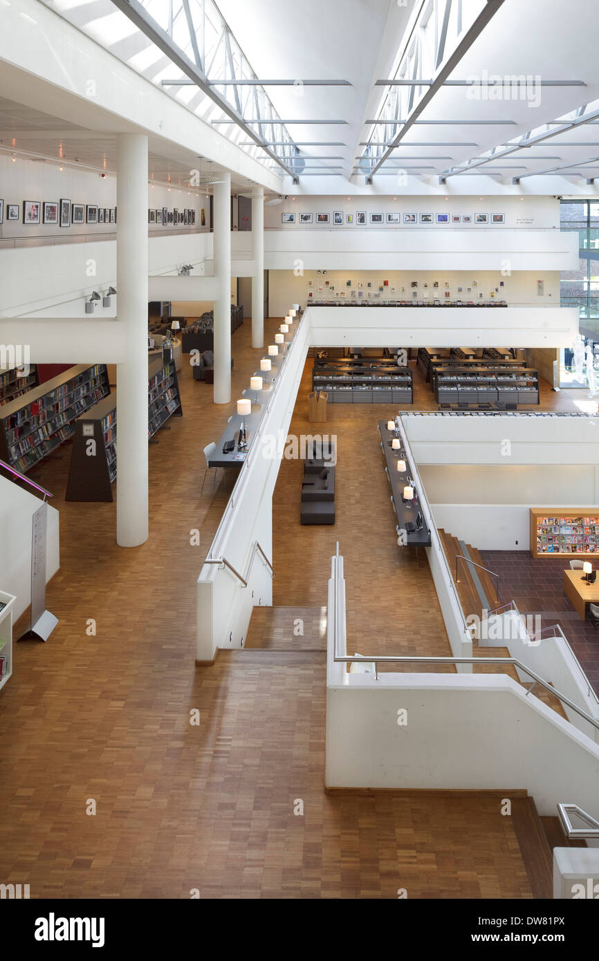 Genk Public Library, Genk, Belgien. Architekt: Claude Vasconi, 2008. Ersten Stock des Atriums vom zweiten Stock aus gesehen. Stockfoto
