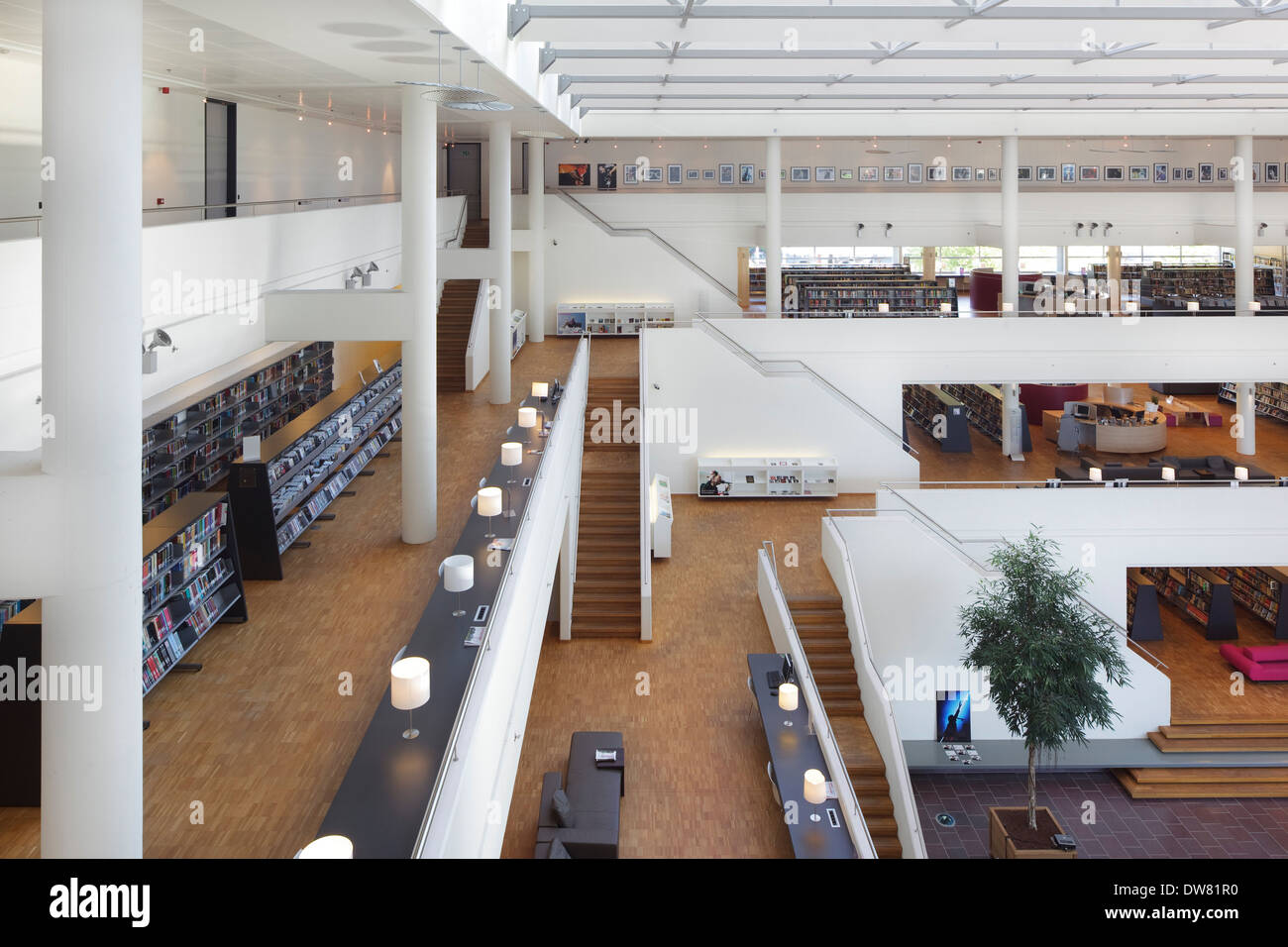 Genk Public Library, Genk, Belgien. Architekt: Claude Vasconi, 2008. Atrium, gesehen vom zweiten Stock, mit Pyramide Treppe in ce Stockfoto