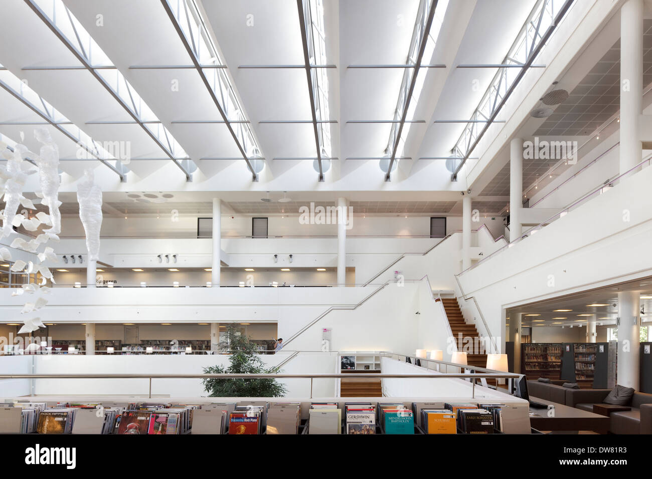Genk Public Library, Genk, Belgien. Architekt: Claude Vasconi, 2008. Atrium von Musikabteilung im ersten Stock zu sehen. Stockfoto