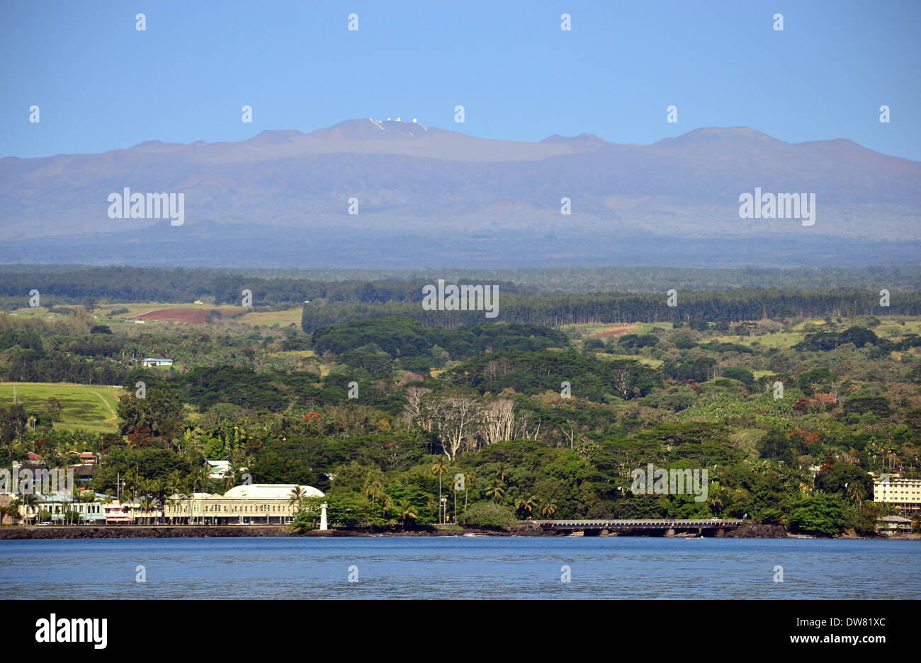 Mauna Kea, der größte und höchste Berg der Welt, gesehen von Hilo Bay auf einem klaren Tag, Hilo, Big Island, Hawaii, USA Stockfoto