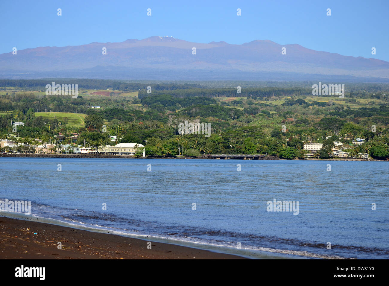 Mauna Kea, der größte und höchste Berg der Welt, gesehen von Hilo Bay auf einem klaren Tag, Hilo, Big Island, Hawaii, USA Stockfoto