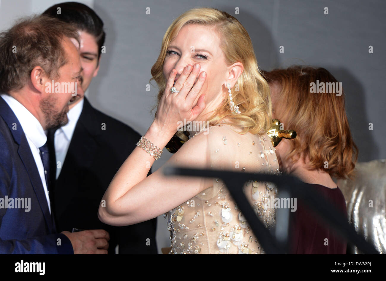 Los Angeles, USA. 2. März 2014. Schauspielerin Cate Blanchett feiert Gewinner Beste Darstellerin in einer Hauptrolle-Auszeichnung für "Blaue Jasmin" während der Oscar-Verleihung im Dolby Theater in Los Angeles, USA, am 2. März 2014. Bildnachweis: Yang Lei/Xinhua/Alamy Live-Nachrichten Stockfoto