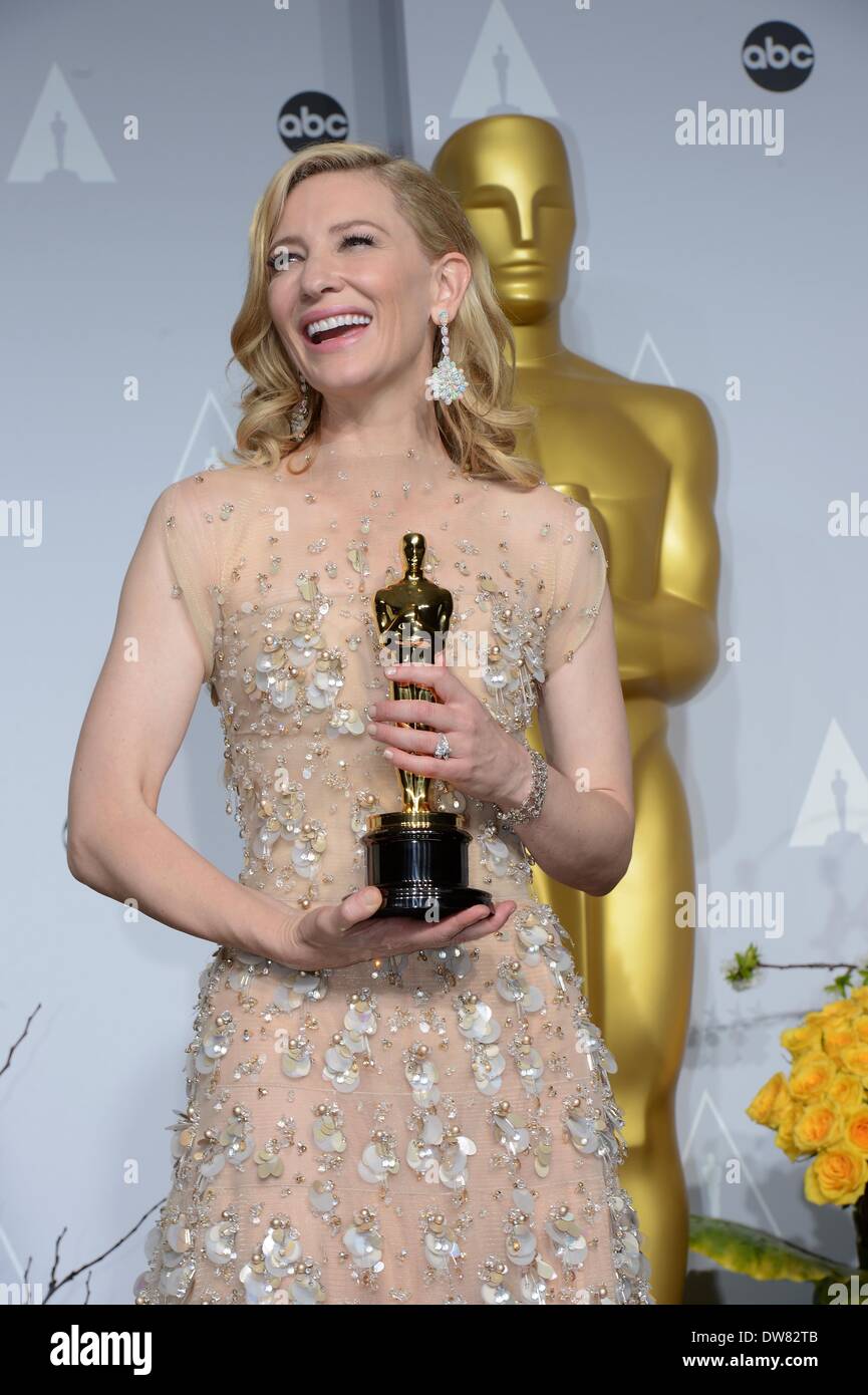 Los Angeles, USA. 2. März 2014. Schauspielerin Cate Blanchett feiert Gewinner Beste Darstellerin in einer Hauptrolle-Auszeichnung für "Blaue Jasmin" während der Oscar-Verleihung im Dolby Theater in Los Angeles, USA, am 2. März 2014. Bildnachweis: Yang Lei/Xinhua/Alamy Live-Nachrichten Stockfoto