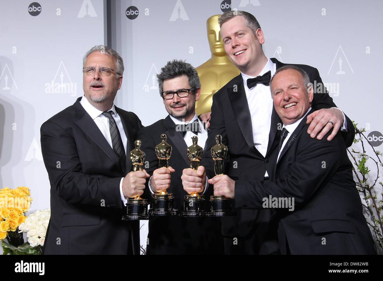 Los Angeles, Kalifornien, USA. 2. März 2014. Skip Lievsay, Niv Adiri, Christopher Benstead und Chris Munro posieren im Presseraum während der Oscar-Verleihung in Hollywood Hotel Loews auf 2. März 2014 Hollywood, Kalifornien, USA. Bildnachweis: TLeopold/Globe Photos/ZUMAPRESS.com/Alamy Live-Nachrichten Stockfoto