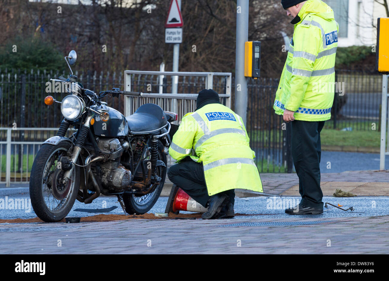 Clevelan Polizei besuch Verkehrsunfall zwischen Auto und Motorrad in Hartlepool, England. UK. Stockfoto