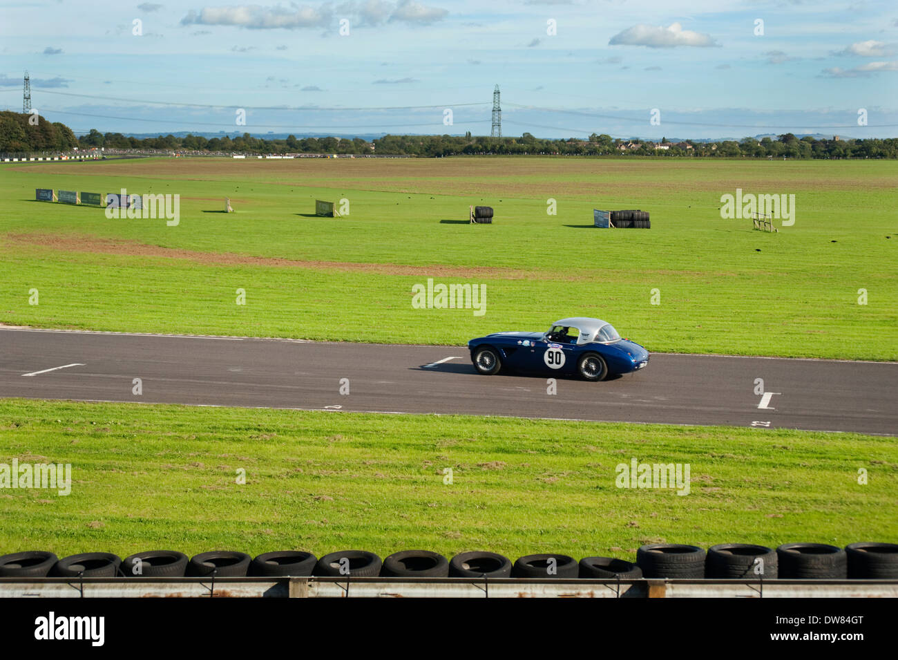 Austin Healeys Rennen in Castle Combe Rennstrecke, Wiltshire, England, UK. Stockfoto