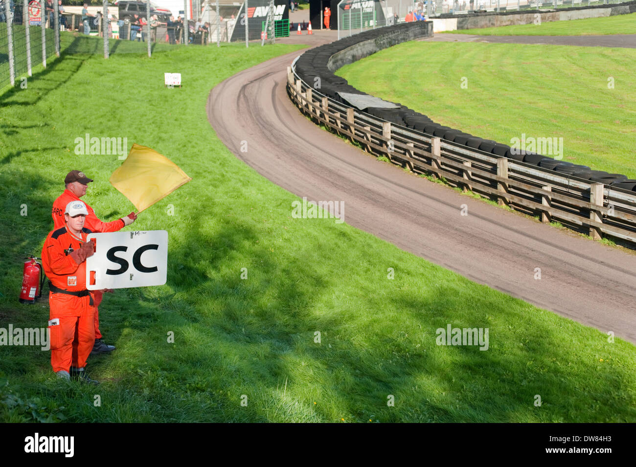 Das Safety Car auf der Strecke an der Castle Combe Rennstrecke, Wiltshire, England, UK signalisiert. Stockfoto