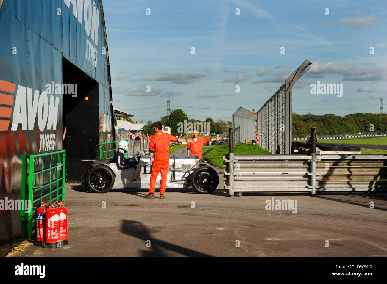 VSCC Pre Krieg Sportwagen nehmen den Titel für das Herbst-Classic-Rennen in Castle Combe, Wiltshire, England, UK. Stockfoto