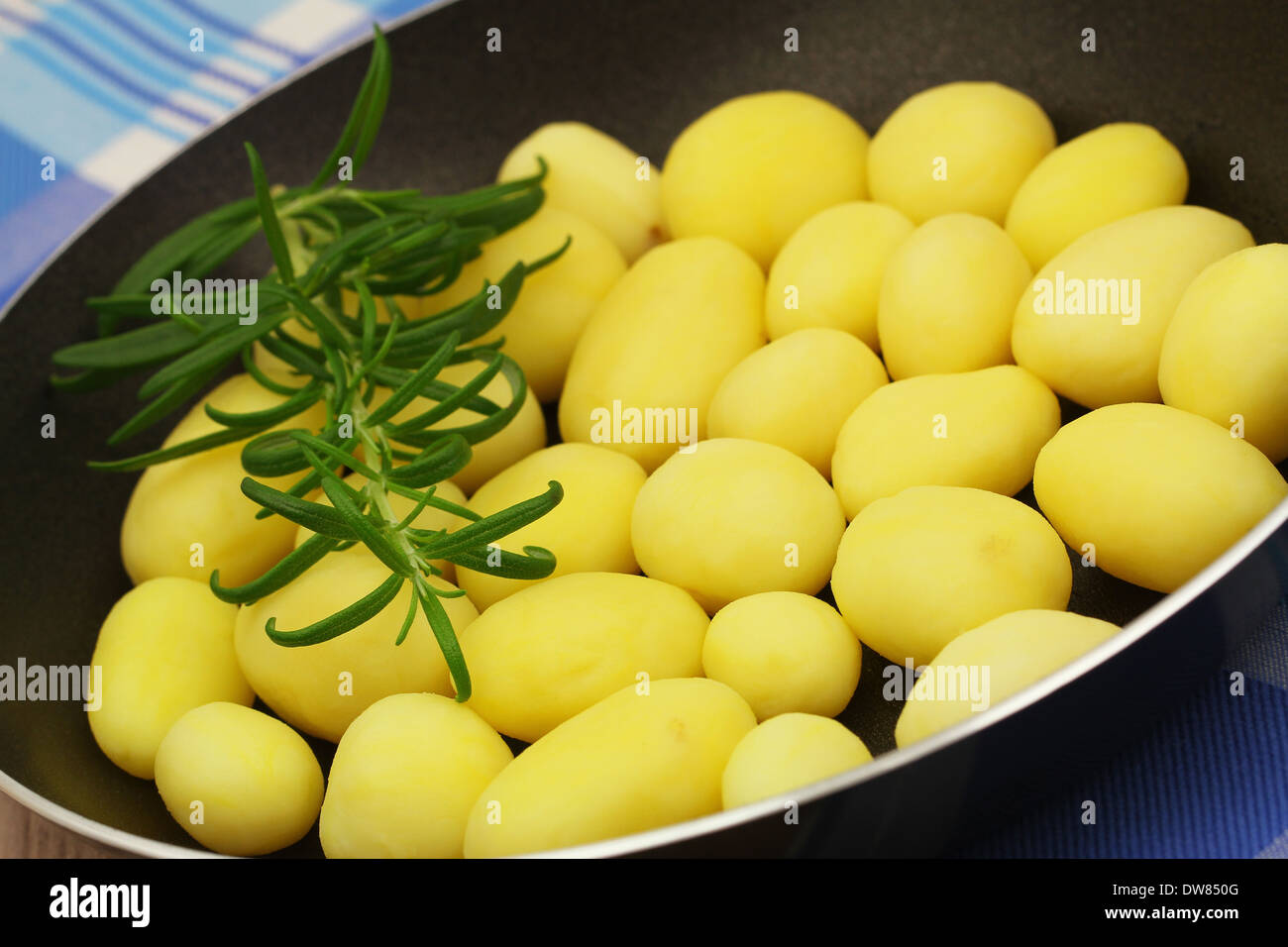 Baby-Kartoffeln mit frischem Rosmarin und Pfeffer in der Pfanne, Nahaufnahme Stockfoto