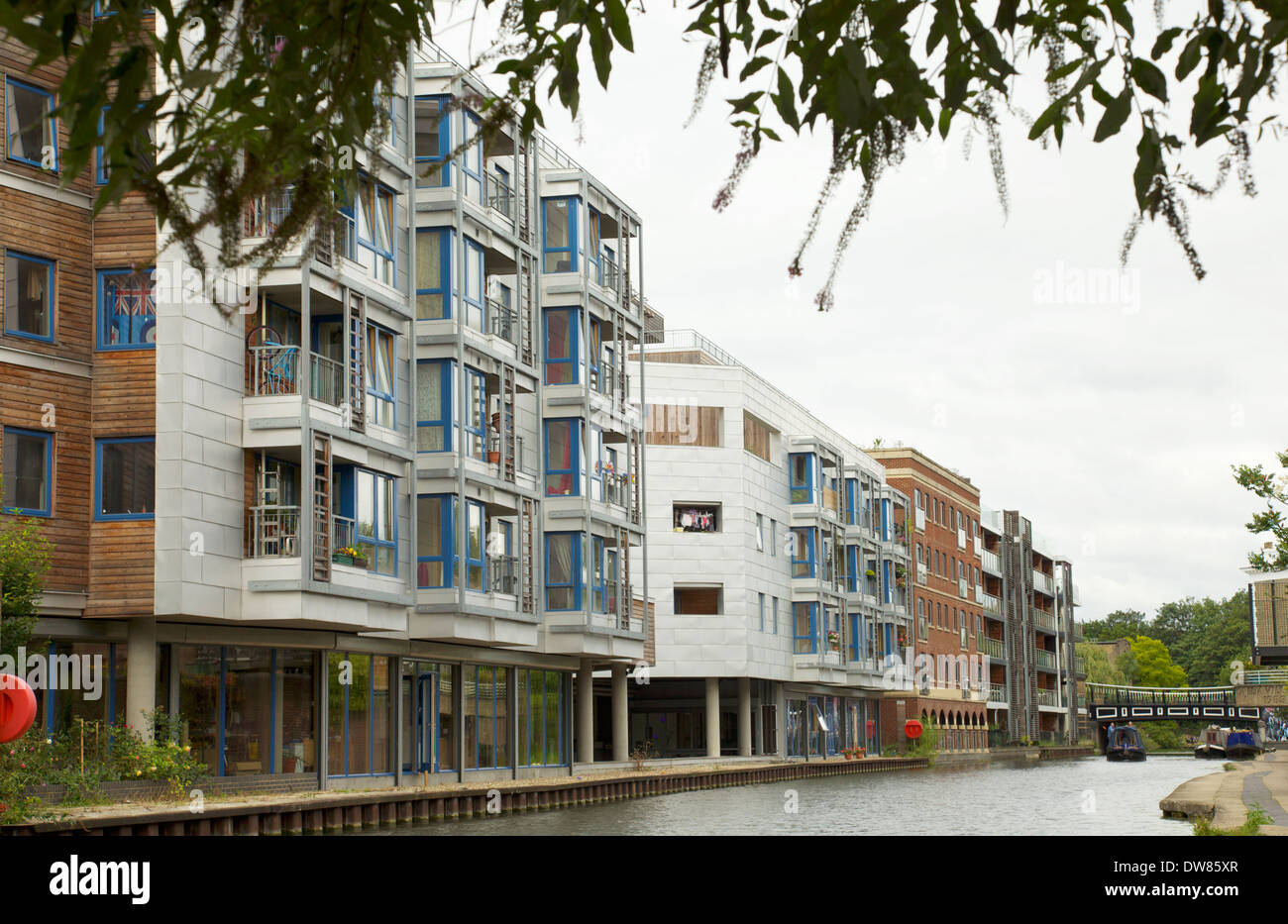 Wasser-Rand Wohnungen entlang Regent es Canal, London, UK. Stockfoto