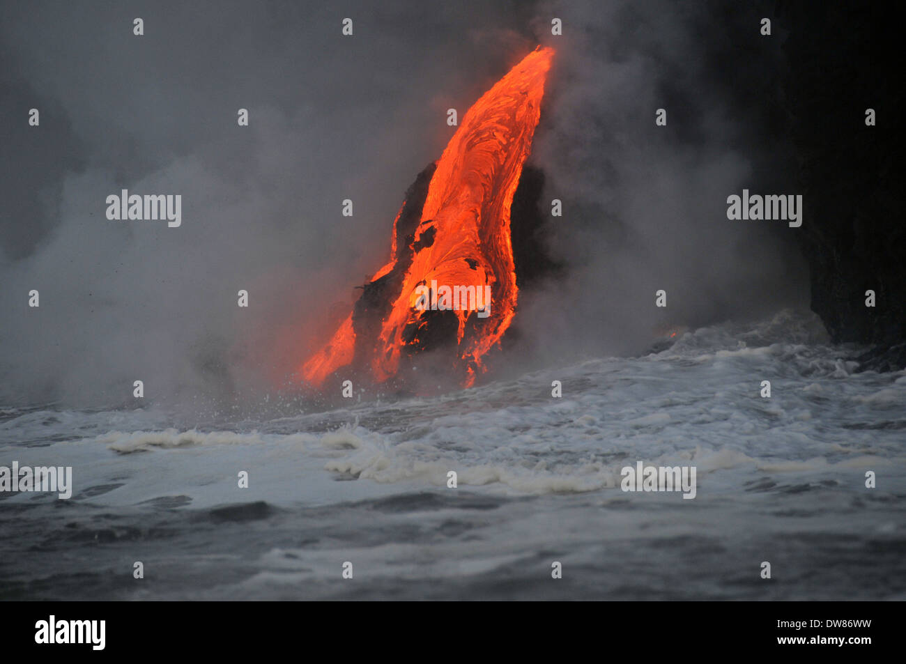 Lava vom Kilauea Vulkan fließt in den Ozean, Hawaii Volcanoes National Park, Big Island, Hawaii, USA Stockfoto