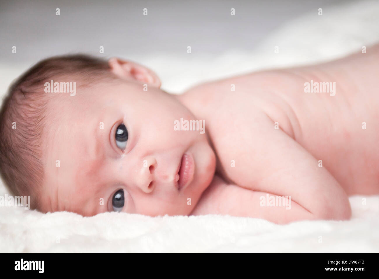 glücklich neugeborenes Mädchen nur eine Woche alt, fotografiert im studio Stockfoto