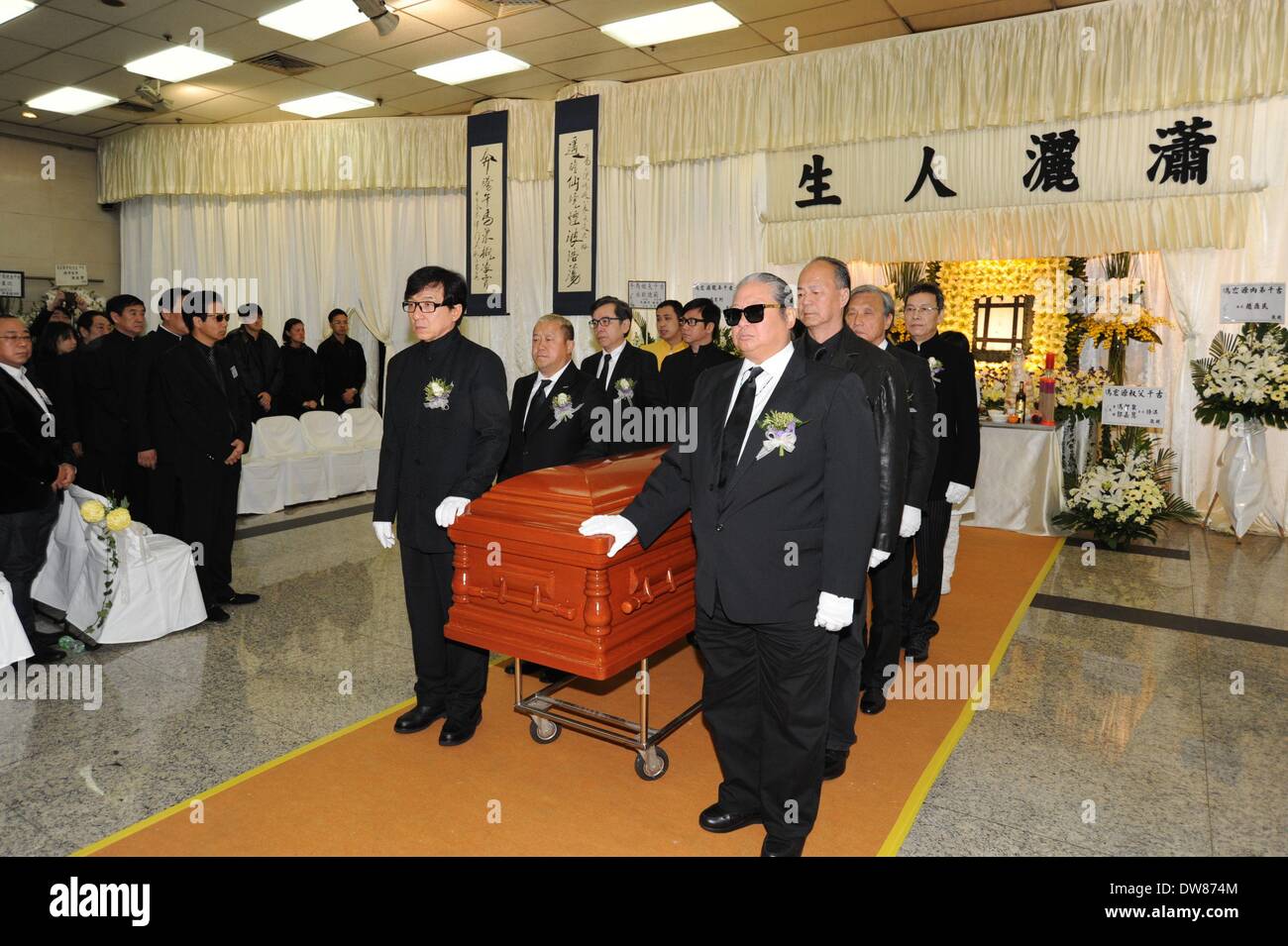 Hong Kong, China. 28. Februar 2014. Jackie Chan, Sammo Hung und Eric Tsang teilnehmen Beerdigung des Schauspielers Wu Ma in Hong Kong, China am Freitag, 28. Februar 2014. © TopPhoto/Alamy Live-Nachrichten Stockfoto