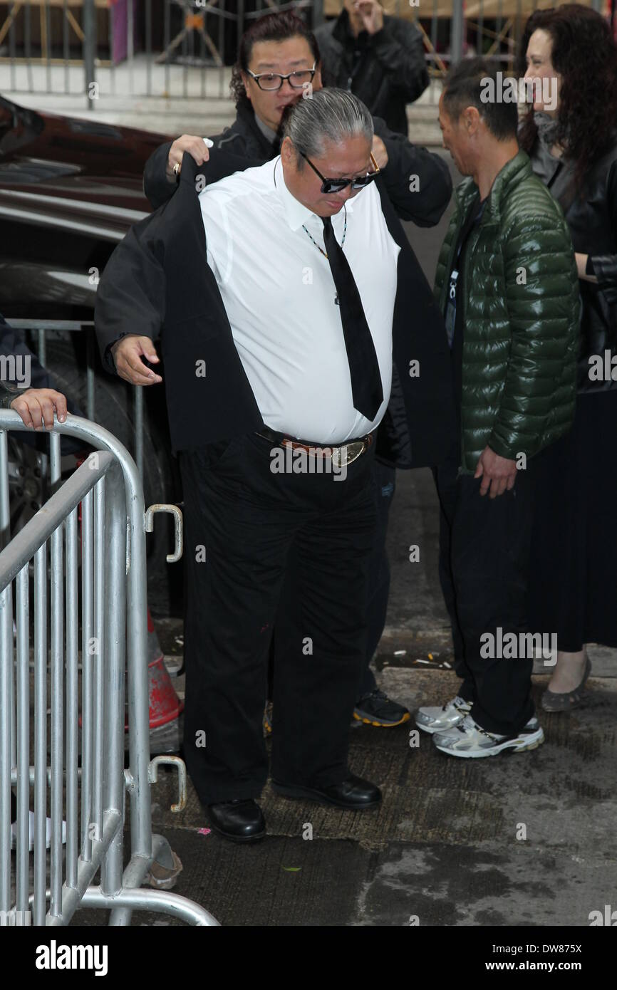 Hong Kong, China. 28. Februar 2014. Jackie Chan, Sammo Hung und Eric Tsang teilnehmen Beerdigung des Schauspielers Wu Ma in Hong Kong, China am Freitag, 28. Februar 2014. © TopPhoto/Alamy Live-Nachrichten Stockfoto