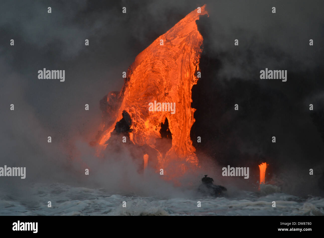 Lava vom Kilauea Vulkan fließt in den Ozean, Hawaii Volcanoes National Park, Big Island, Hawaii, USA Stockfoto