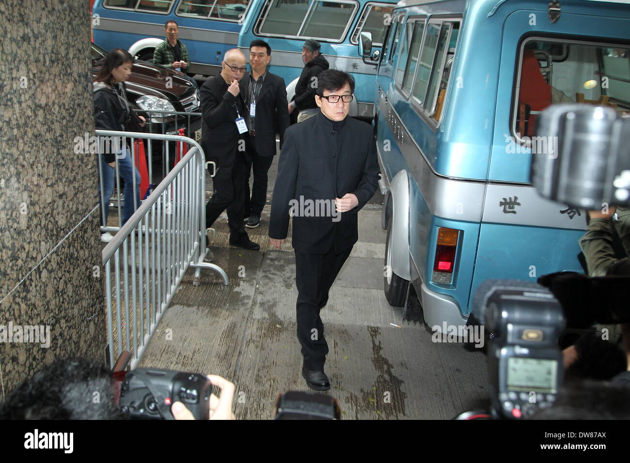 Hong Kong, China. 28. Februar 2014. Jackie Chan, Sammo Hung und Eric Tsang teilnehmen Beerdigung des Schauspielers Wu Ma in Hong Kong, China am Freitag, 28. Februar 2014. © TopPhoto/Alamy Live-Nachrichten Stockfoto