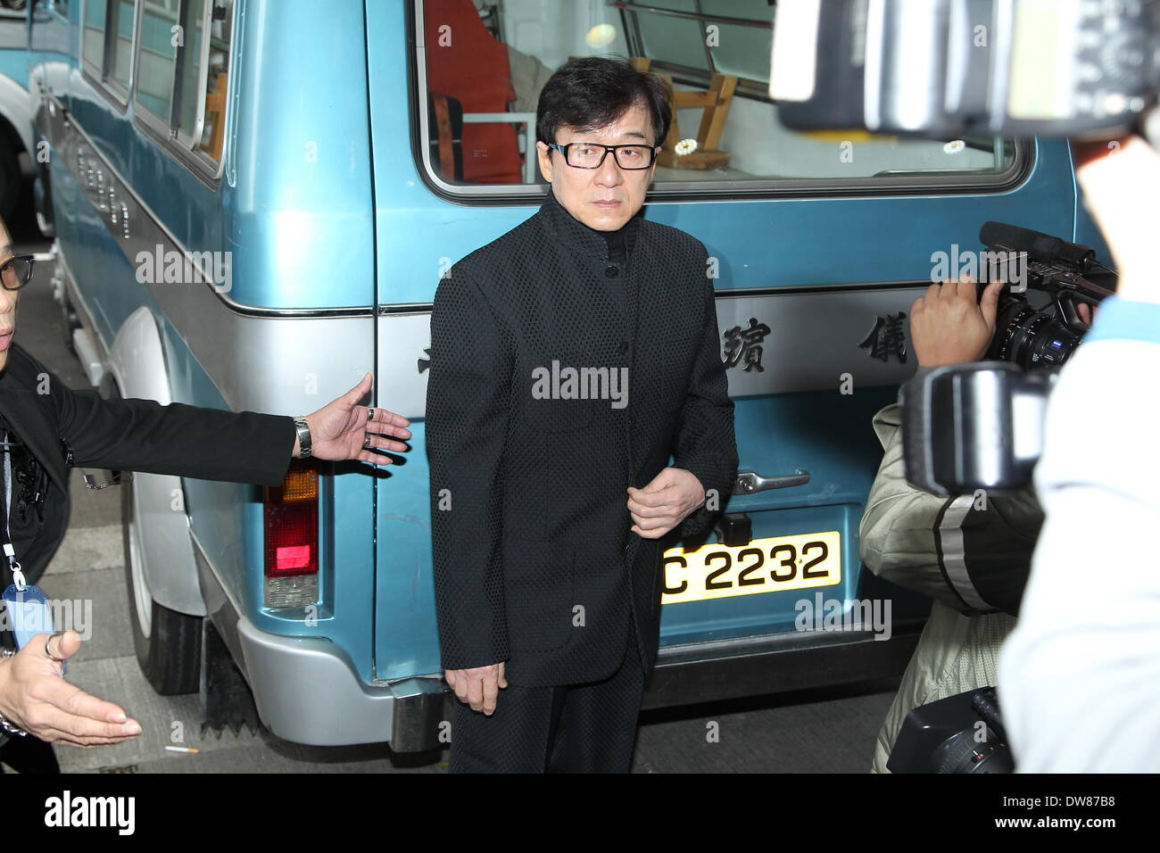Hong Kong, China. 28. Februar 2014. Jackie Chan, Sammo Hung und Eric Tsang teilnehmen Beerdigung des Schauspielers Wu Ma in Hong Kong, China am Freitag, 28. Februar 2014. © TopPhoto/Alamy Live-Nachrichten Stockfoto