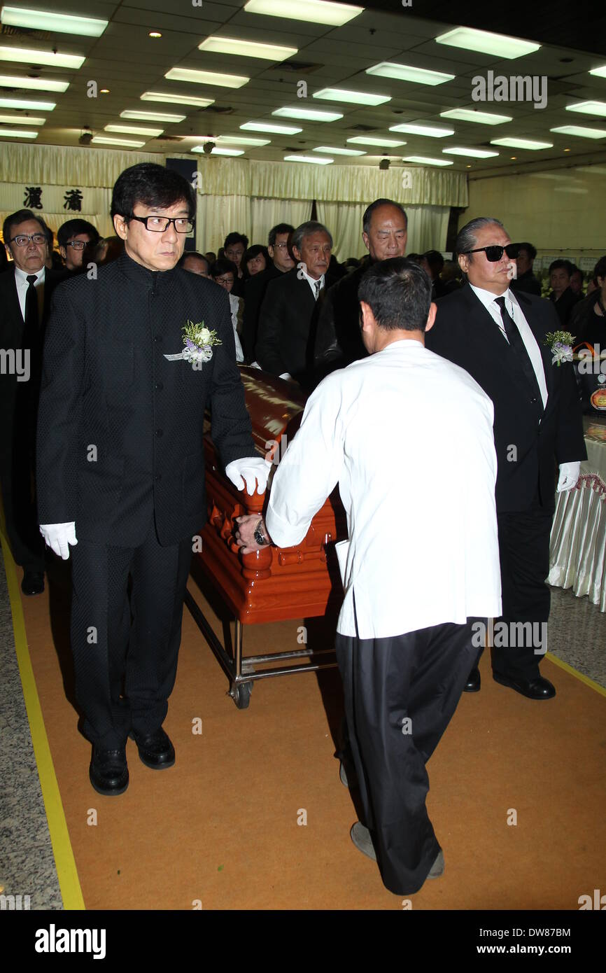 Hong Kong, China. 28. Februar 2014. Jackie Chan, Sammo Hung und Eric Tsang teilnehmen Beerdigung des Schauspielers Wu Ma in Hong Kong, China am Freitag, 28. Februar 2014. © TopPhoto/Alamy Live-Nachrichten Stockfoto