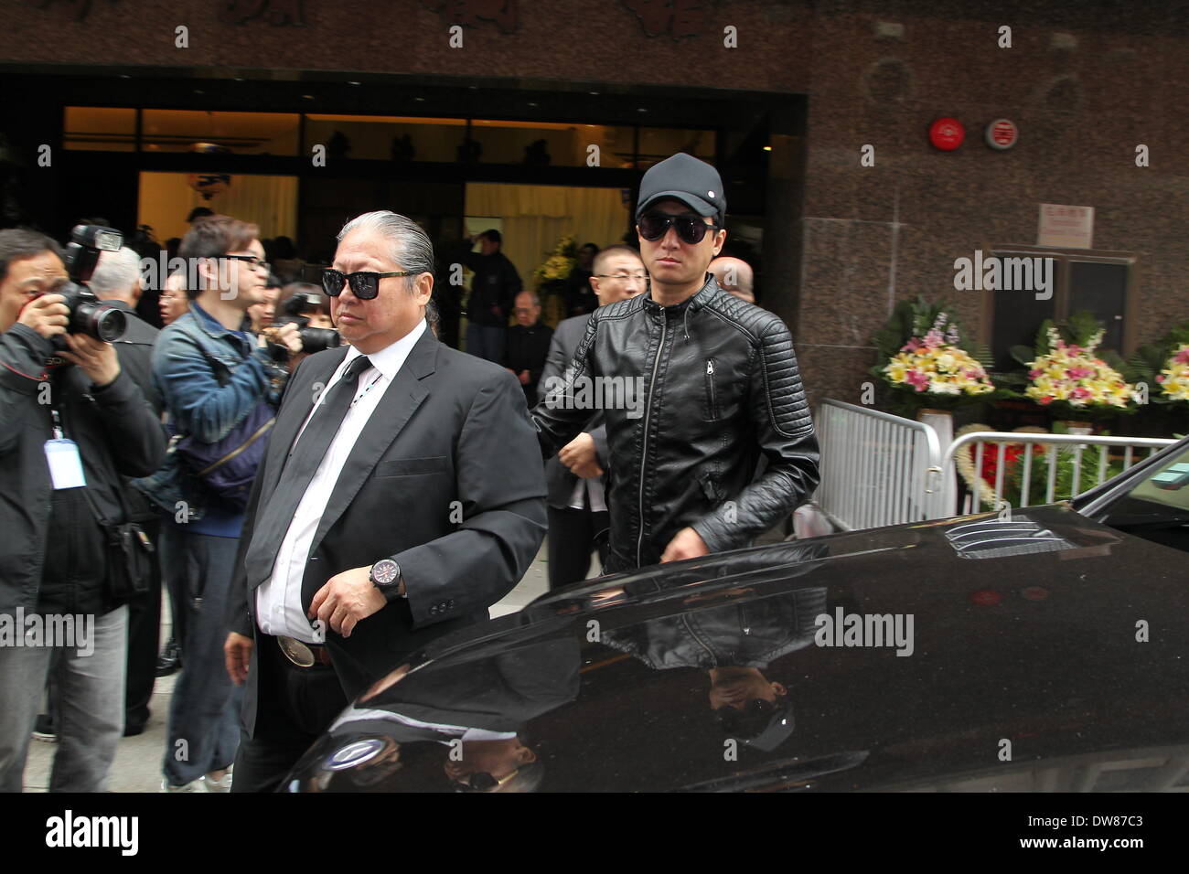 Hong Kong, China. 28. Februar 2014. Jackie Chan, Sammo Hung und Eric Tsang teilnehmen Beerdigung des Schauspielers Wu Ma in Hong Kong, China am Freitag, 28. Februar 2014. © TopPhoto/Alamy Live-Nachrichten Stockfoto