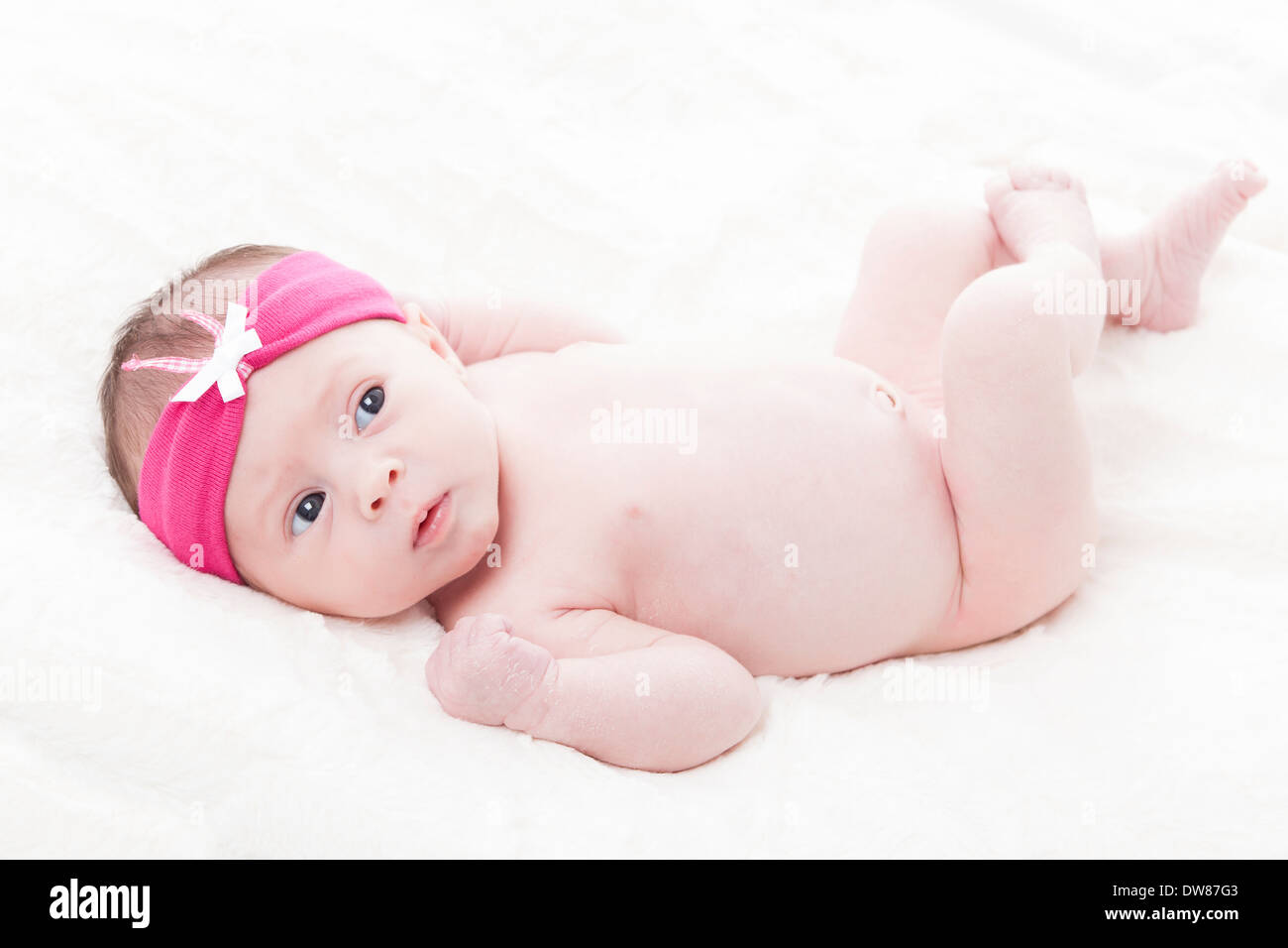 glücklich neugeborenes Mädchen nur eine Woche alt, fotografiert im studio Stockfoto