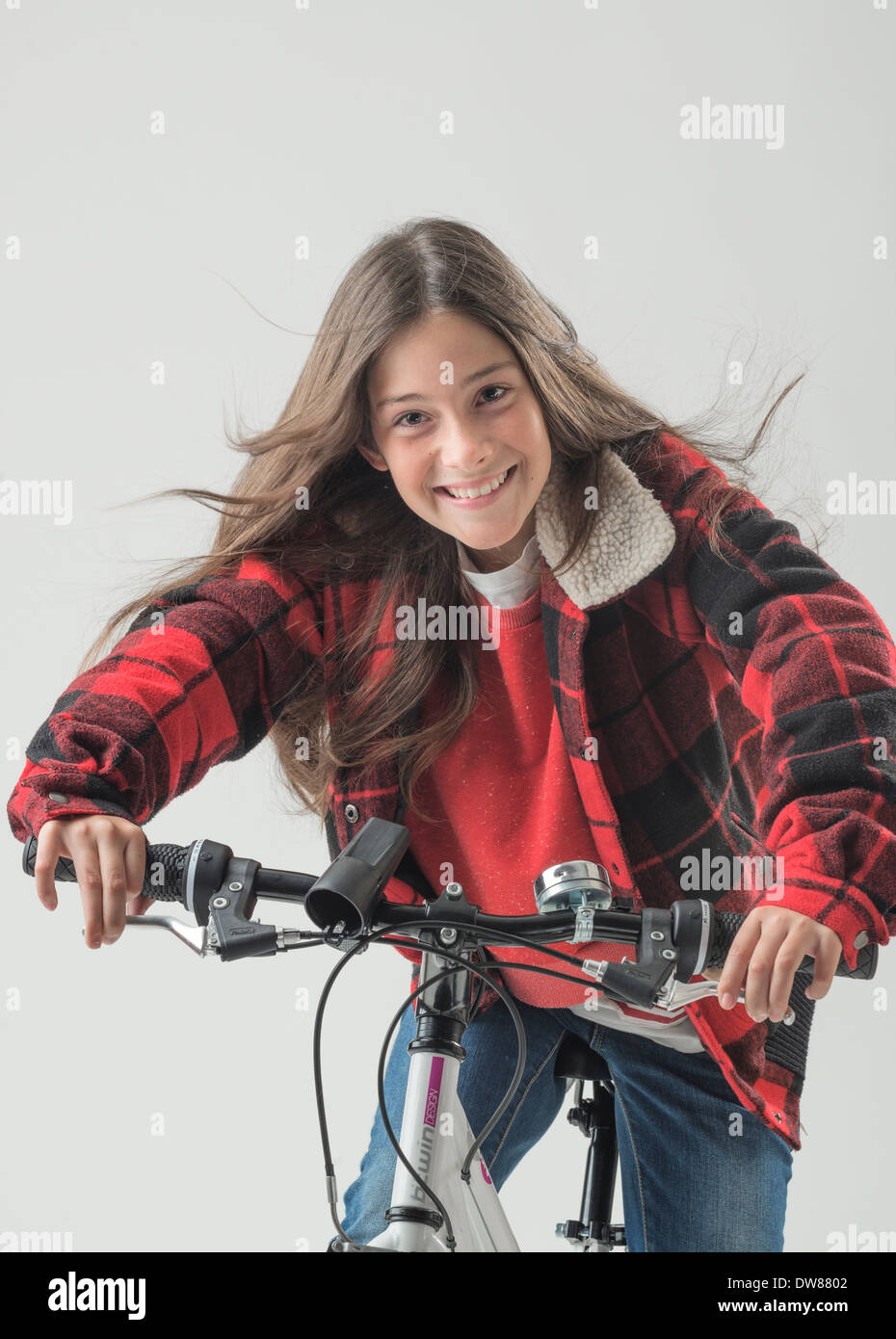 Glückliches Mädchen mit ihrem Fahrrad. Stockfoto