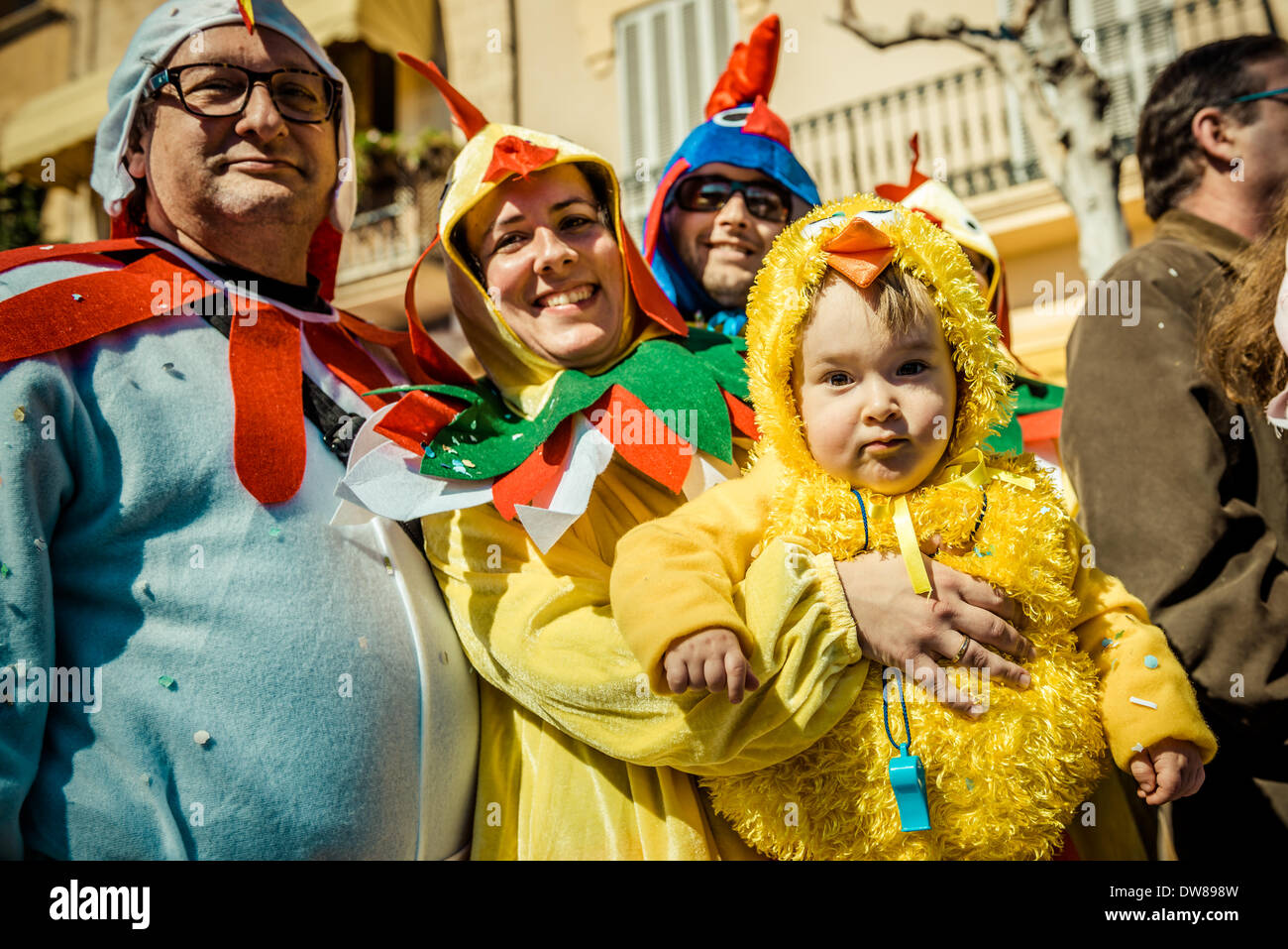 Sitges, Spanien. 2. März 2014: Ein kleiner Junge in einem Küken Kostüm brachte seine ganze Familie, die Kinder-Karnevalsumzug in Sitges Credit zu unterstützen: Matthi/Alamy Live-Nachrichten Stockfoto