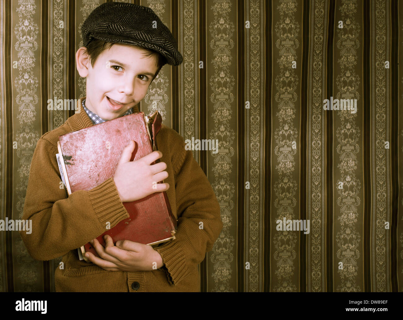 Kind mit roten Vintage Buches. Vintage-Kleidung und Hut Stockfoto